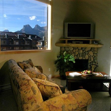 Apartment 411, Antique Heritage Канмор Экстерьер фото
